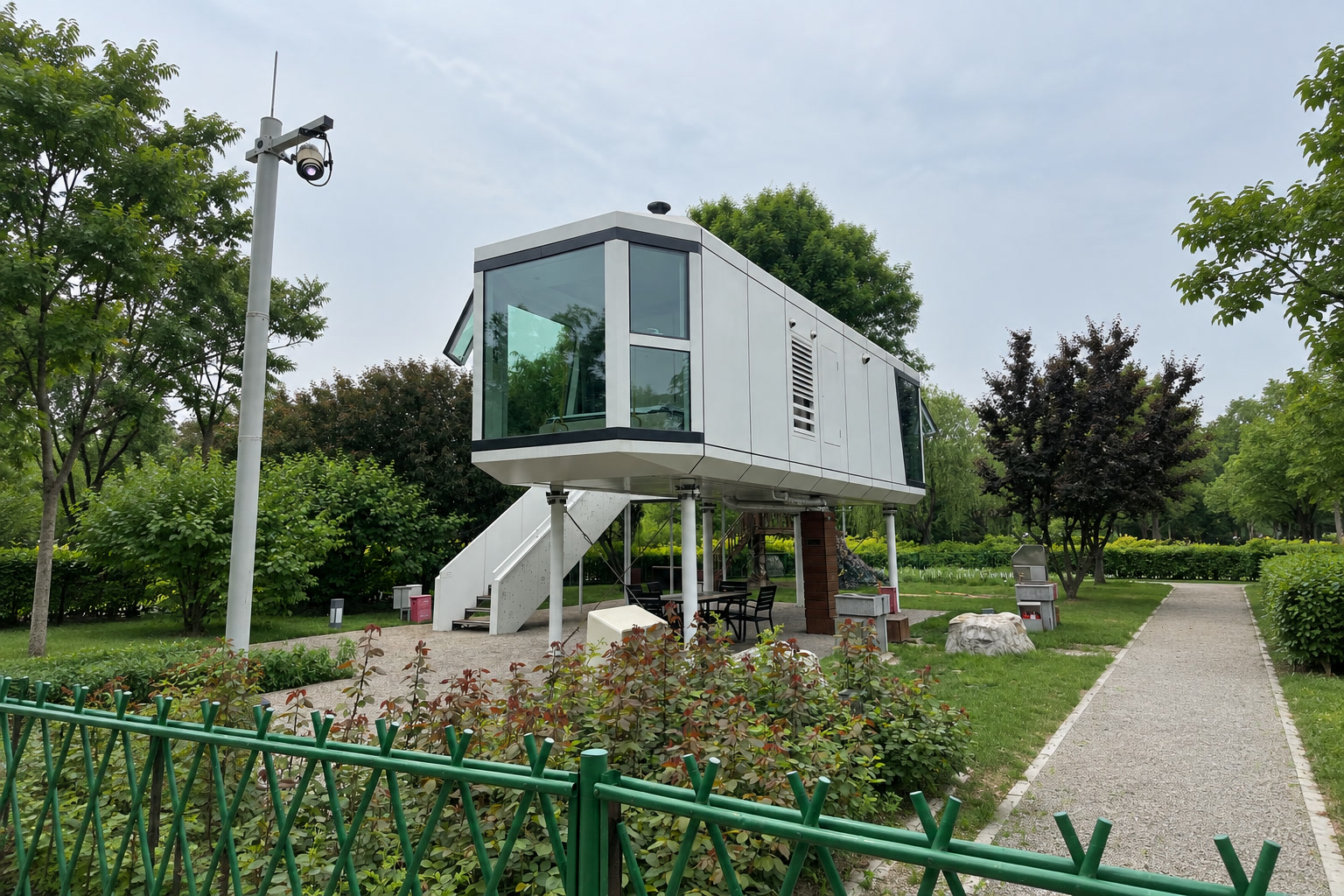 Capsule surélevée dans un parc