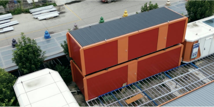 Modules rouges superposés en usine